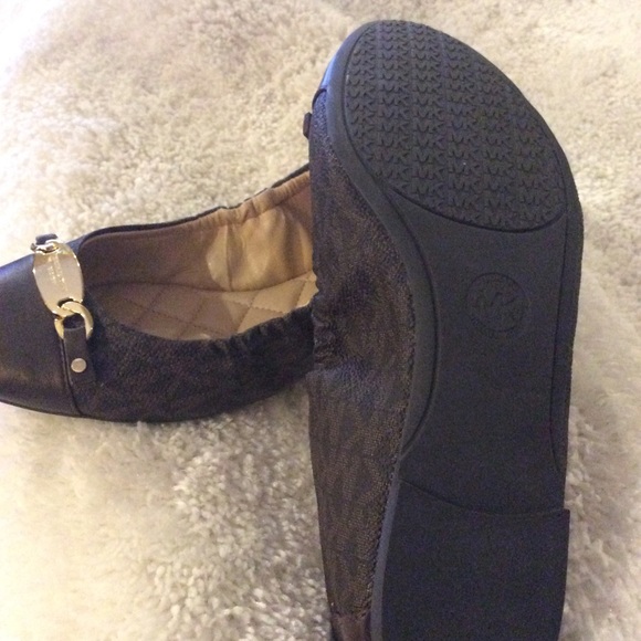 New Authentic Michael Kors Signature Ballet Flats - Picture 2 of 4